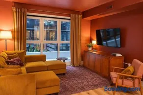 Luxury King 2BR 4 Beds Sleeps 8 Near the Met - Image 1