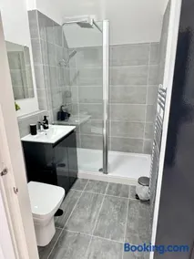 Luxurious New Home Near Airport - Image 2