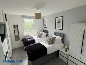 Stylish 1-Bed Apartment near Guildford Station - Image 4