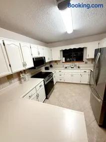 Spacious 3BR Family Beach Home 5 Mins to Panama City Beach & Sleeps 9 Hot tub - Image 5