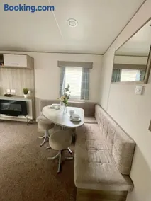 Caravan at Seawick Holiday Park Close to Beach - Image 2
