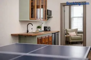 Large Luxury Downtown Loft - Walk to Everything Free Parking - Image 2
