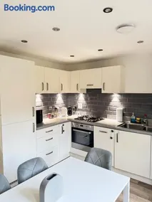 Parkside Luxury 3 bedroom home, 5 min to Ebbsfleet Station and has free Parking - Image 4
