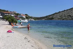 Apartments by the sea Vinisce, Trogir - 19847 - Image 3