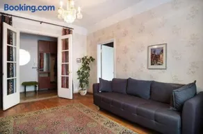 City Center Huge 3-Bedroom Apartment - Image 1