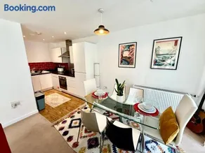 Issara Apartments 49 - Great location & Private Parking - Image 2