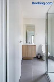 Modern Clyde Family Retreat - Image 3
