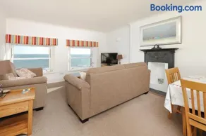 2 Bed beach front apartment with spectacular views overlooking Viking Bay - Image 4