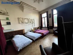 Spacy Room in Old Townhouse Relaxed Vibe with LATE Check-out! - Image 1