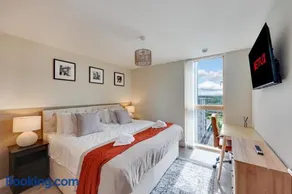 Elegant Apartment @ The Vizion • City Centre • Balcony • Parking • Super-Fast WiFi • Yoko Property - Image 3