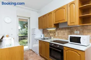 Spacious and cozy apartment with garden near Pula - Image 2