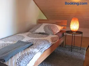 #4 Galeriezimmer mit 2 Betten ,Balkon, Gemeinschaftsbad, Airport nah,freies W-Lan - Image 1