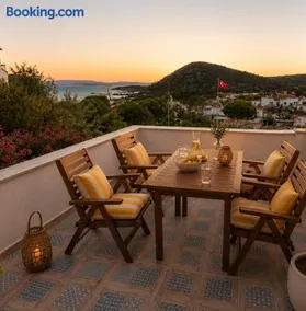 Villa with private pool and unique sea view in Çeşme - Image 3