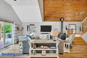 Wooded lakefront chalet with hot tub and game room - Image 2