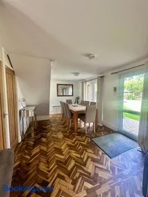 Charming & Spacious Holiday Home - Image 3