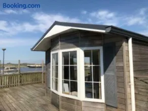 Waterchalet nummer 6 Recreationpark Yn'e Lijte Grou evt met ligplaats boot - Image 1