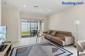 Tranquil 3B2B Home with Parking Backyard and 5Mins walk to Mall - Image 3