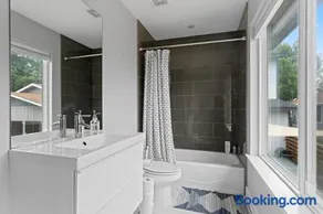Detached 1 Bed 1 Bath In-law Suite 3 miles from Downtown! - Image 4