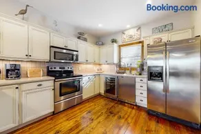 Spacious Lakeview Townhouse Sleeps 8 Deck Grill - Image 1