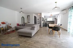 A pretty family house located in a tranquil area with a pretty view of the Luberon range. - Image 1