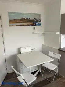 Large 2-bedroom maisonette with free parking - Image 4