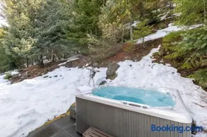 White Gold Chalet - Spacious Family-Friendly Chalet, Hot Tub, Mountain Views, Log Fireplace - Image 5