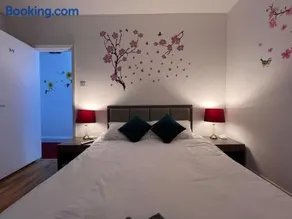 10 Bed House with Parking! - Image 3