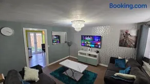 Well Furnished 3 Bedroom House in a cosy estate in Bolton with free parking - Image 2
