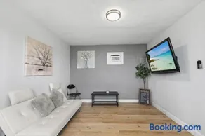 Cozy Galveston House, 5 beds and 2mi to Beach - Perfect for Groups, and Family and Friend's Gatherings - Image 5
