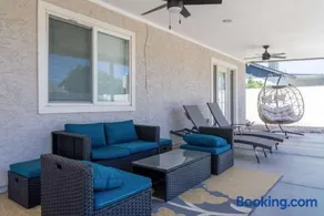 Cozy house with open backyard near hiking trails - Image 1