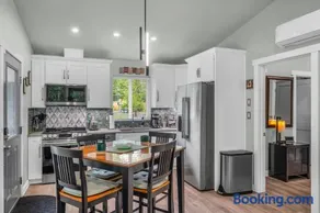 Alder Falls - Modern Woodland Retreat with Lake Access, AC, Fireplace, Patio, Sleeps 4 - Image 2