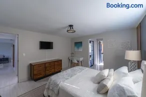 Bayshore Retreat, HUGE Private Yard & Fire Pit & Screened In Patio, Near Beaches - Image 5