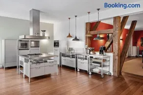 GUT KLETKAMP "Penthouse im Schloss" - Premium-Ferienwohnung mit 5 Schlafzimmern auf 400qm I Kamin I 2 Wohnzimmer I Garten & Terrasse I Wald- und Seeblick I Profi-Küche I 15 Min zur Ostsee I Parkplätze I WLAN - Image 3