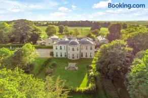 Beccles Georgian Mansion l 9 Bedrooms, Hot Tub & Parkland - Image 4