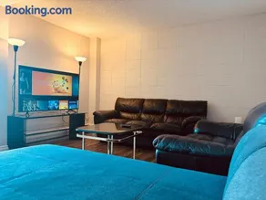 Cozy 2-Bedroom Condo with Parking - Image 1