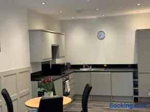 Contemporary apartment Great Location with private car park - Image 2