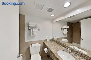 Palms Waikiki Studio with Partial Ocean Views - Image 5