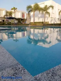 Appartement Familial avec Jardin Privé et Accès Piscine - Image 1