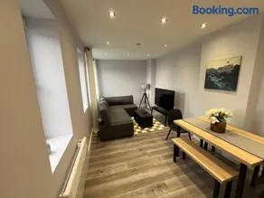 Queen Apartment - En-Suites - High Spec - 7 Guests - Image 2