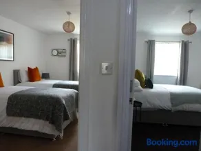 Sun Gardens Luxe 2 Bed 2 Bath Apartment - Image 4