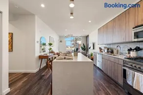 Luxury 2BD-2BA View-Gym-Rooftop - Image 3