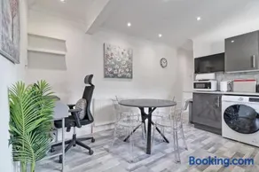 Elegant 3-Bedroom Apartment, Sleeps 5 with Parking in Central Rayleigh - Image 5