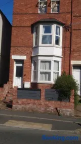 Quiet self contained studio flat near town centre and university - Image 2