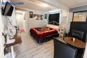 Guest Suite Private Retreat for 2 Guests With AC - 4 Units Available - Image 3