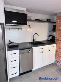 Private 1BR Garden Suite Brand new - Image 3