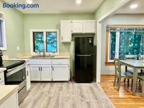 Cayuga lake cottage with private lake access - Image 5