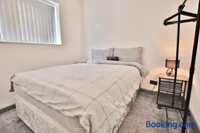 Freckleton House in Town Centre, near Blackpool, Sleeps 6, Free Parking - By NMB Property - Image 3