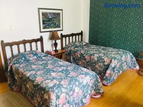 Le Petit Château Montebello B&B - Image 2