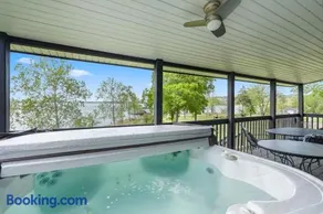 Red Bud Cove Lakefront Farm House on Table Rock Lake - Image 3