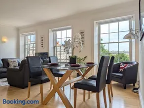 Elegant Apartment in Hamilton Square Free Parking - Image 4